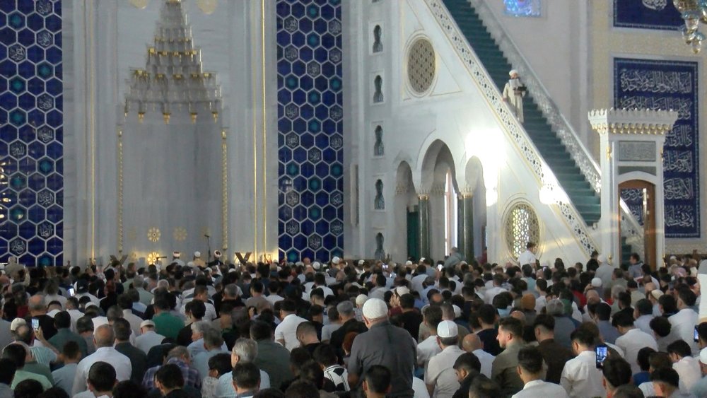 Eyüpsultan ve Çamlıca Camii'nde Kurban Bayramı namazı kılındı