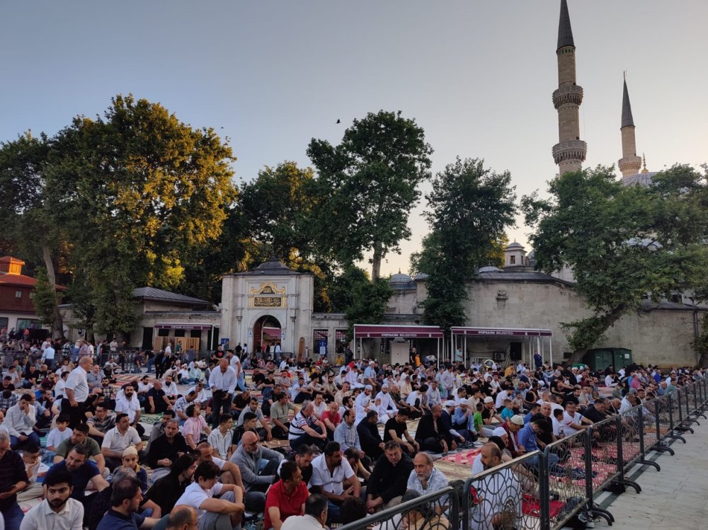 Eyüpsultan ve Çamlıca Camii'nde Kurban Bayramı namazı kılındı