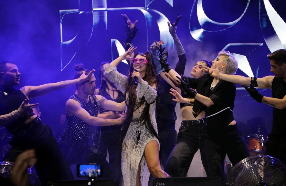 Hande Yener’den playback yapan şarkıcılara gönderme