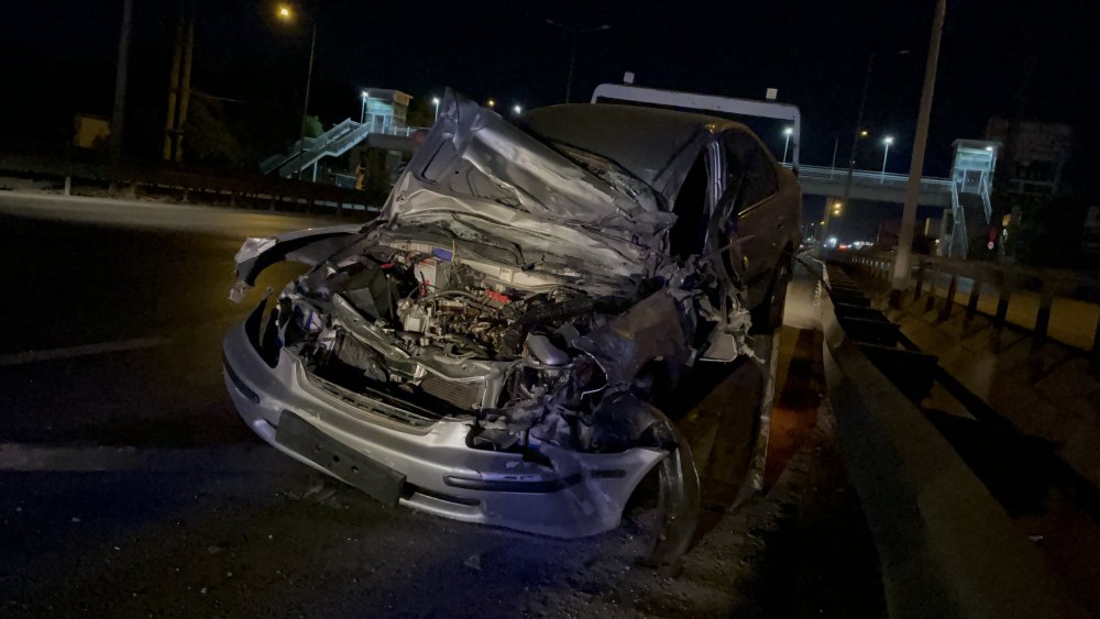 Bariyerlere çarpan otomobildeki 2 kişi yaralandı