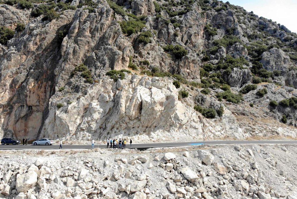 Salda Gölü'ne asfalt yol! Çevrecilerden büyük tepki!