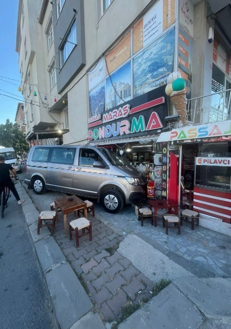 Arnavutköy'de minibüs dondurmacıya daldı!