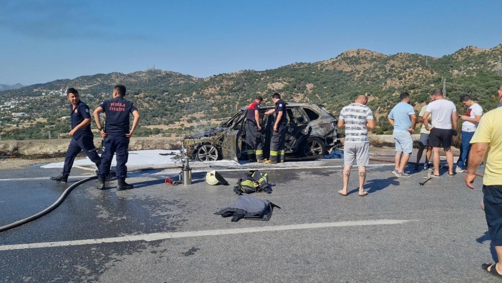 Bodrum'da seyir halinde ilerleyen otomobilde alevler yükseldi