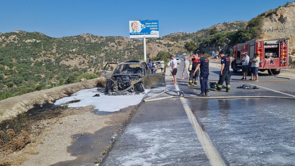 Bodrum'da seyir halinde ilerleyen otomobilde alevler yükseldi