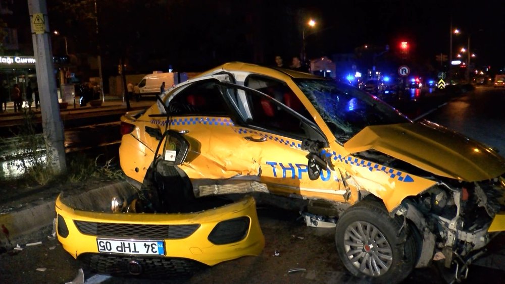 İstanbul'da feci kaza! Araçlar yola savruldu, otomobil alev alev yandı; 3 yaralı