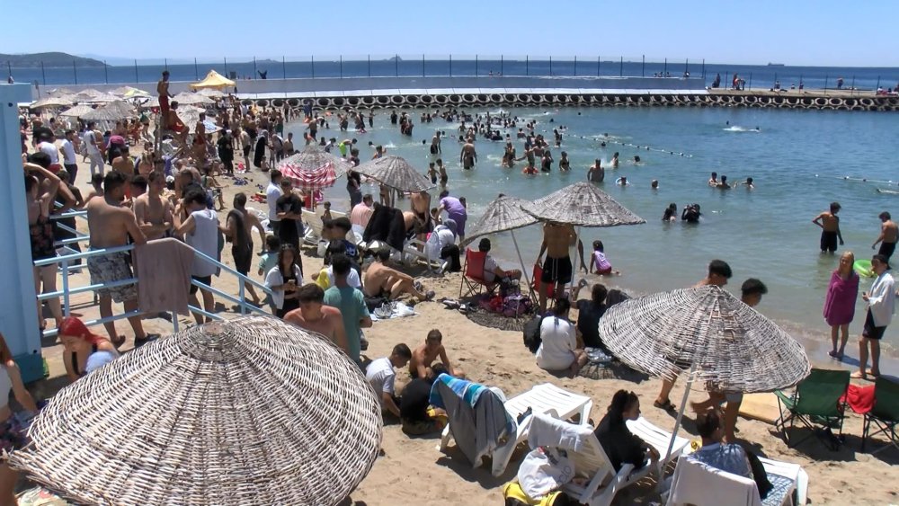 Kurban Bayramı'nın son gününde Caddebostan sahili doldu taştı