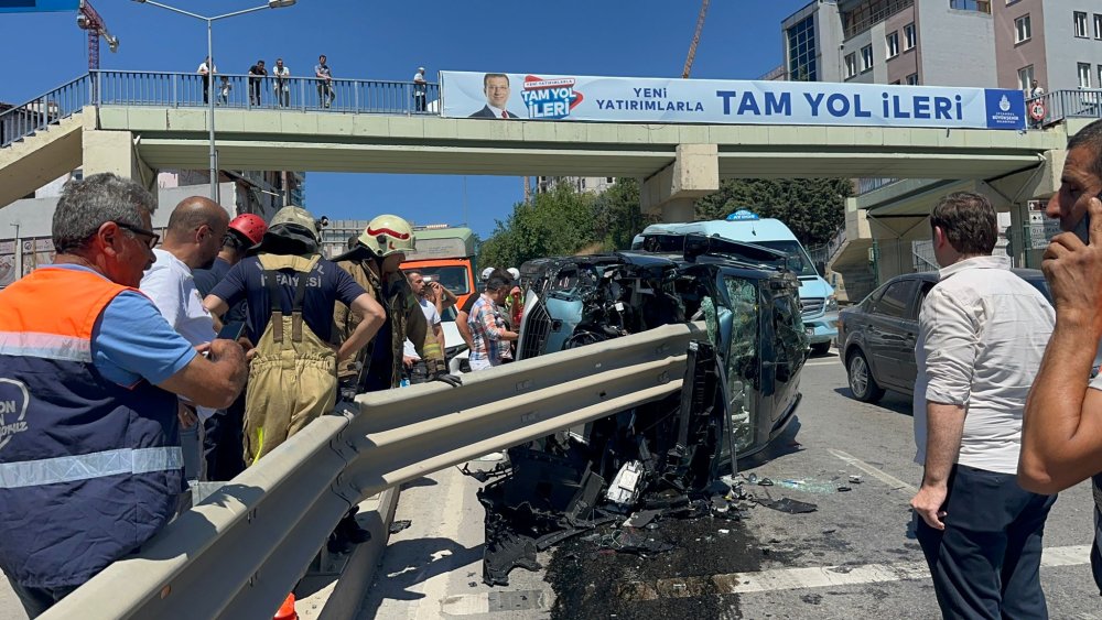 Pendik’te hafif ticari araç bariyere saplandı: 2 kişi yaralandı