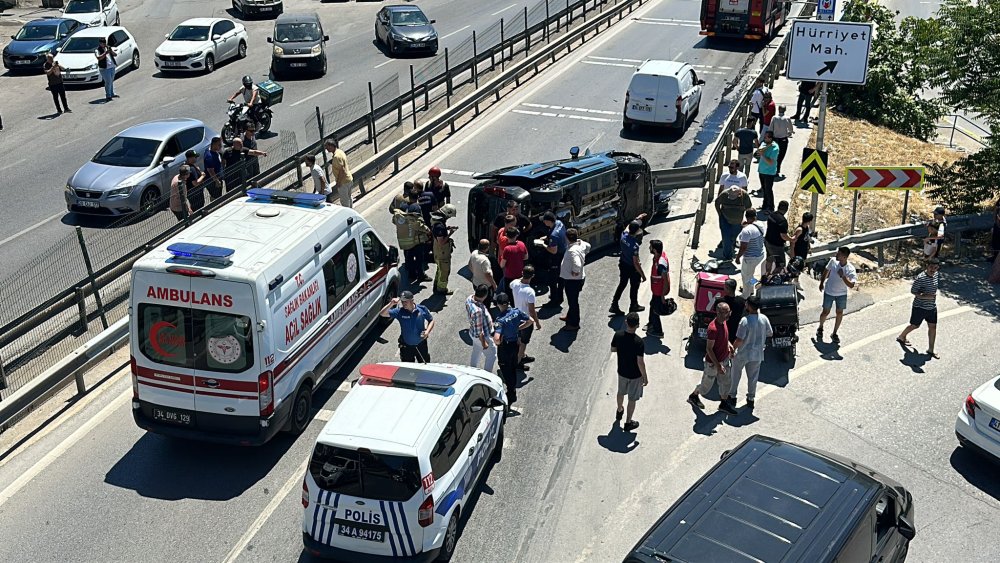 Pendik’te hafif ticari araç bariyere saplandı: 2 kişi yaralandı