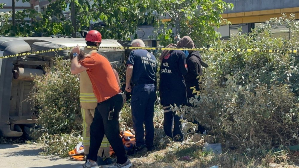 Pendik’te hafif ticari araç kaldırımda yürüyen yayaya çarptı