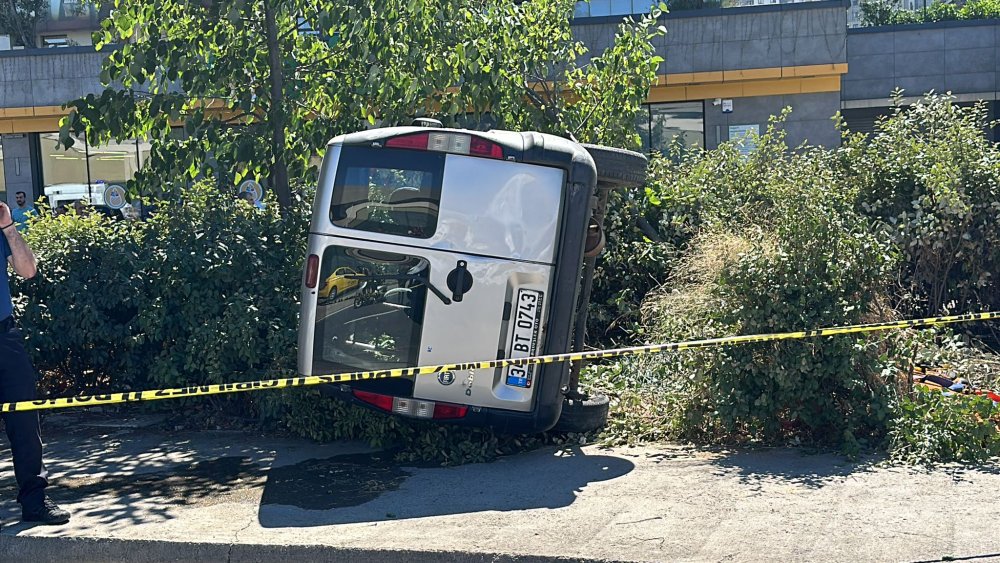 Pendik’te hafif ticari araç kaldırımda yürüyen yayaya çarptı