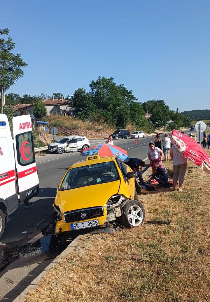 Edirne'de yaşanan trafik kazasında yaralılar plaj şemsiyesi ile güneşten korundu