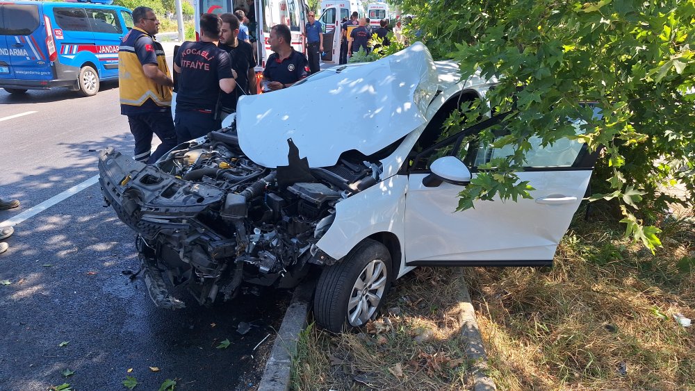 Kocaeli'de kavşak kazası: 5 kişi yaralandı