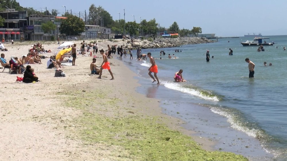 Bayram tatilinin son gününde Menekşe Plajında yoğunluk