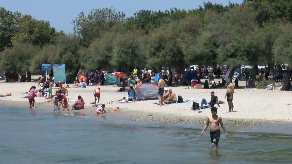 Bayram tatilinin son gününde Menekşe Plajında yoğunluk