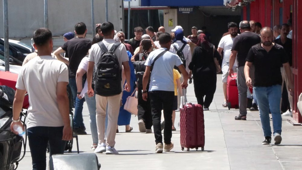 Büyük İstanbul Otogarı'nda tatilin son günü dönüş yoğunluğu arttı