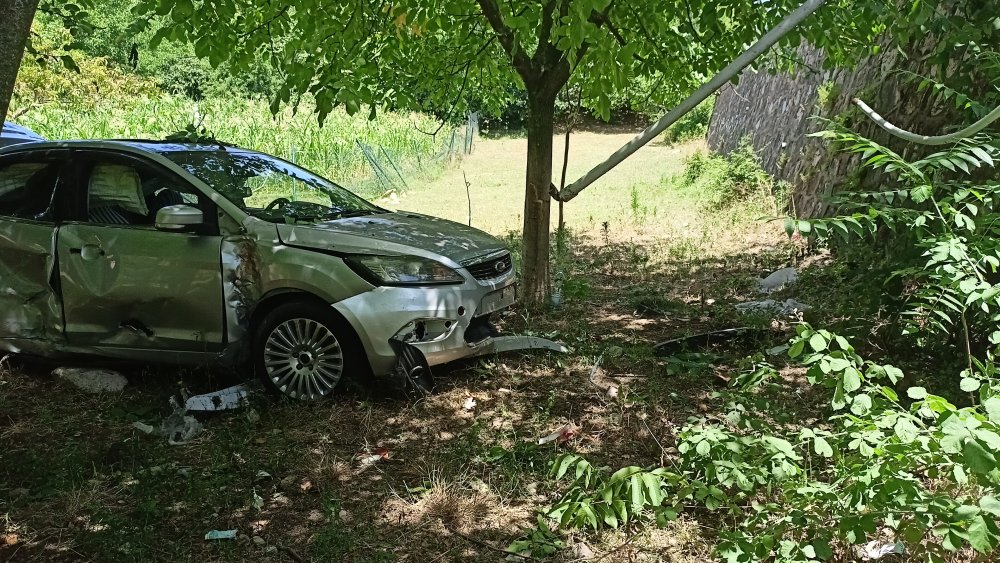 Kocaeli'de otomobil yol kenarındaki bahçeye uçtu