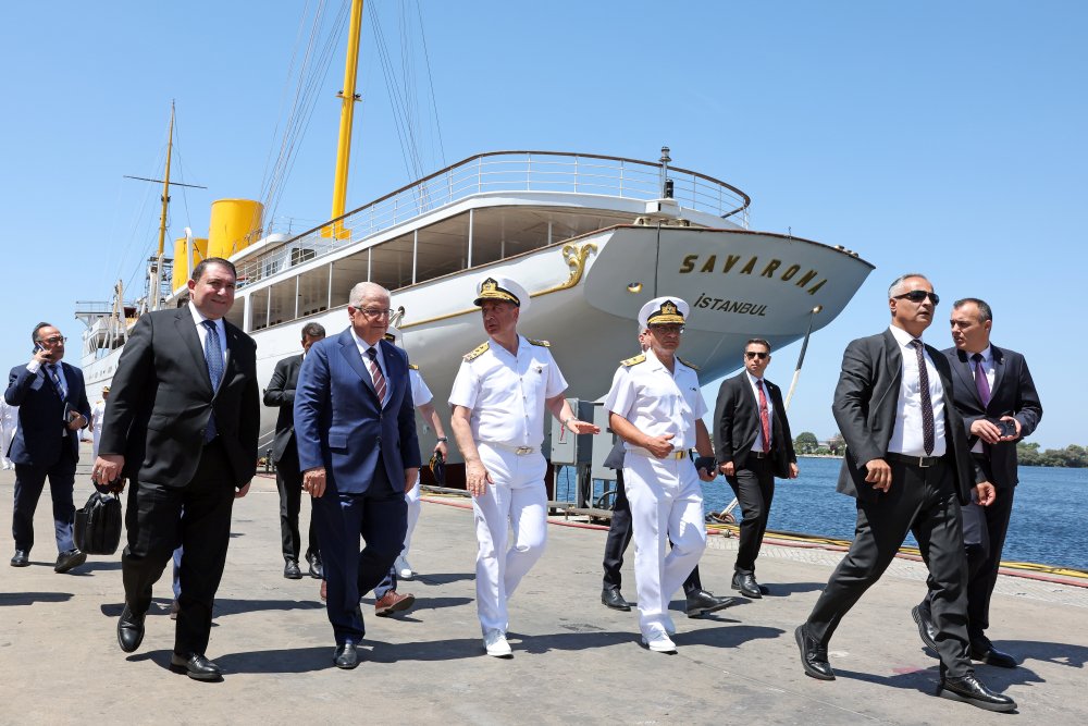 Bakan Yaşar Güler, İstanbul Tersanesi Komutanlığı'nda incelemelerde bulundu