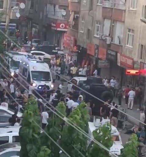 Tekme ve yumruklarla birbirine girdiler: Polis kavgayı ayırmak için havaya ateş açtı