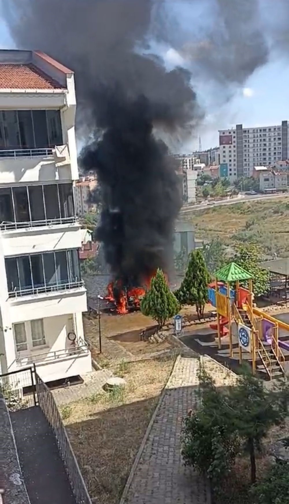 Pendik’te park halindeki iki araç alev alev yandı