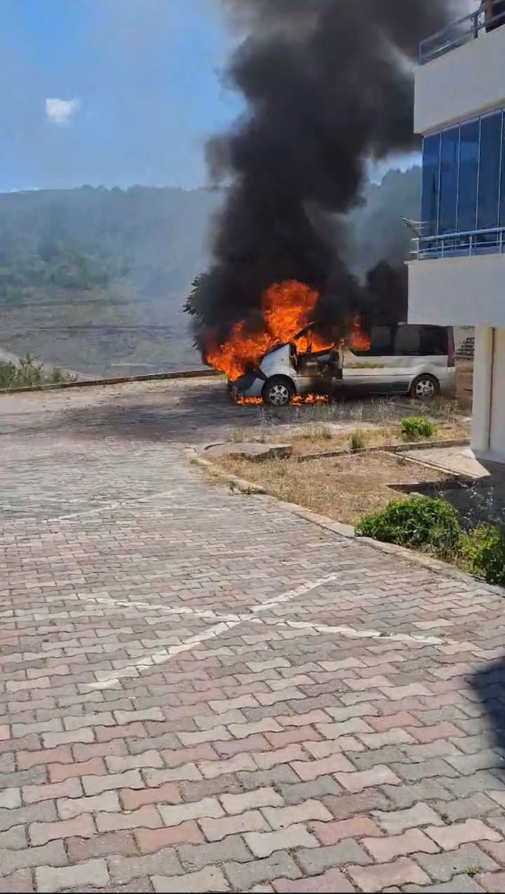 Pendik’te park halindeki iki araç alev alev yandı