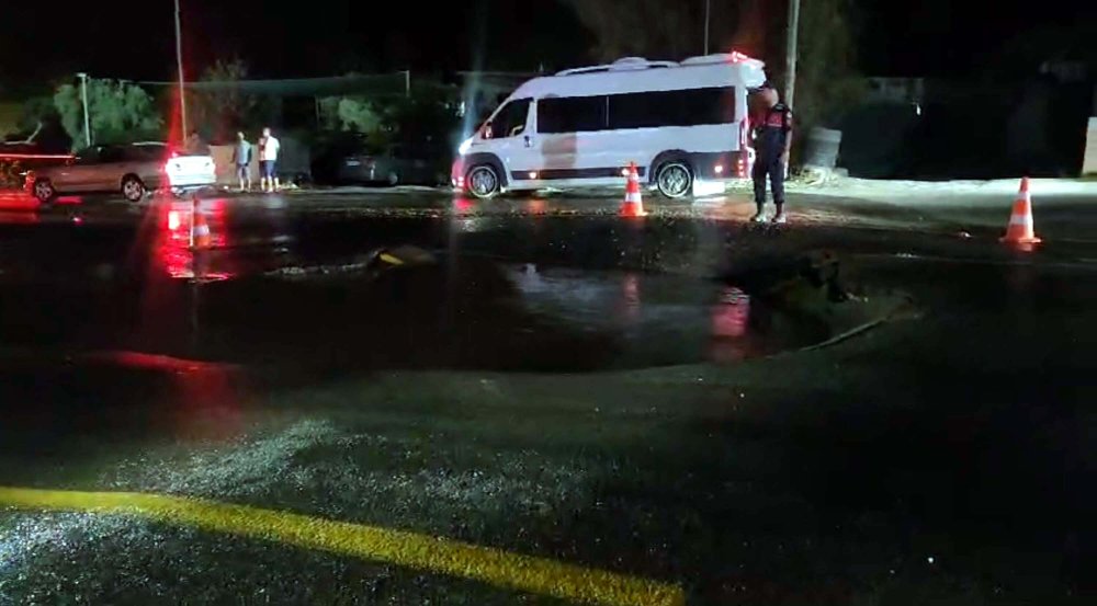 Ünlü tatil beldesinde isale hattı patladı; 36 saat su yok!