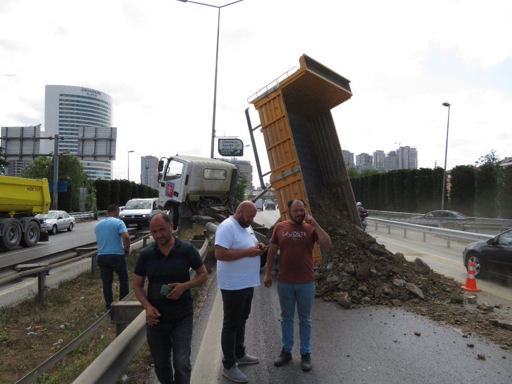 Ümraniye'de damperi açılan kamyon bariyerlere çıktı!