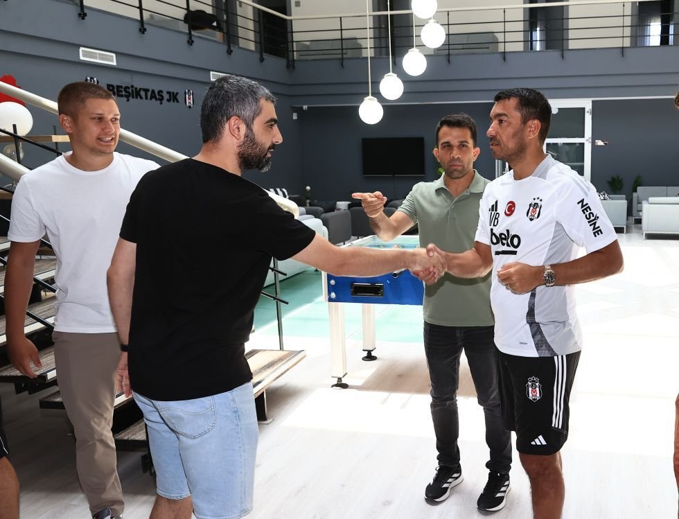 Beşiktaş'ta Bronckhorst görevine başladı