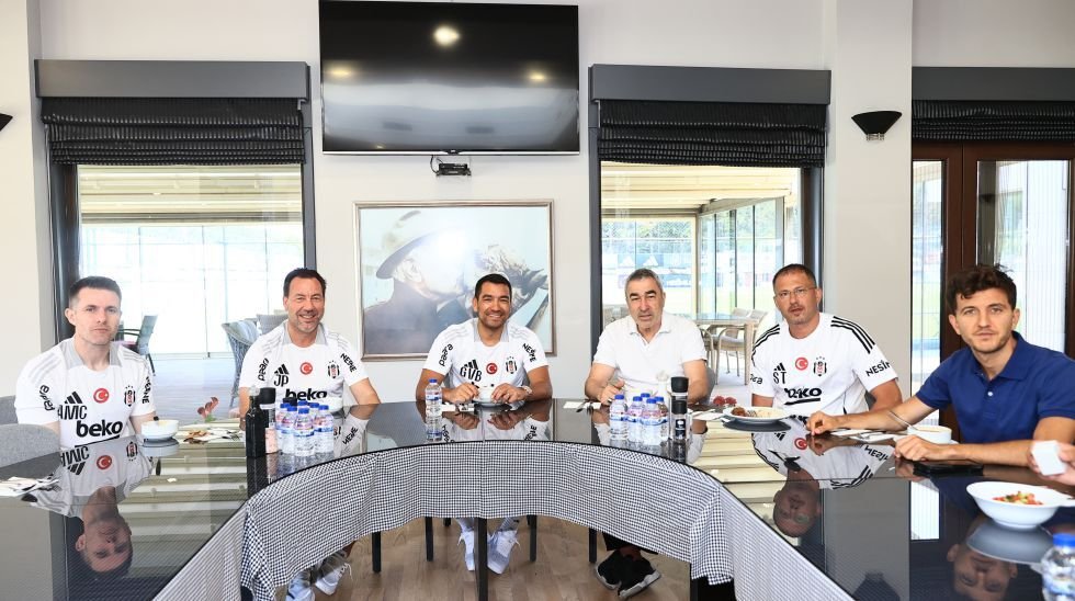 Beşiktaş'ta Bronckhorst görevine başladı