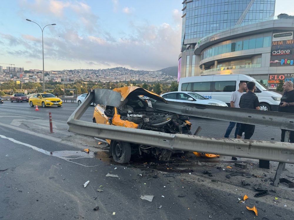 D-100 Karayolu'nda feci kaza! Taksi bariyere ok gibi saplandı