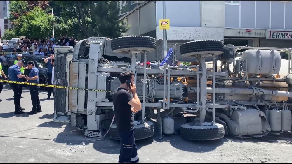 Kağıthane'de feci kaza! Beton mikseri gelin arabasının üzerine devrildi