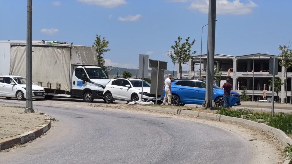 Bursa'da zincirleme kaza! TIR, kamyonet ve 2 cip birbirine girdi