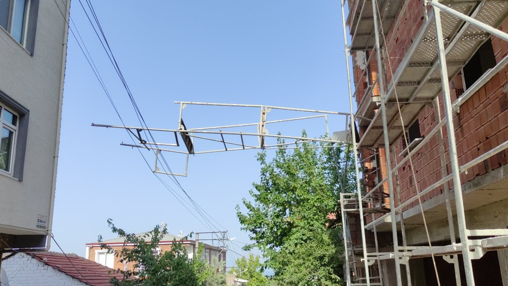 İnşaat'ta korkutan olay! İskele devrildi sıva ustası son anda kurtuldu