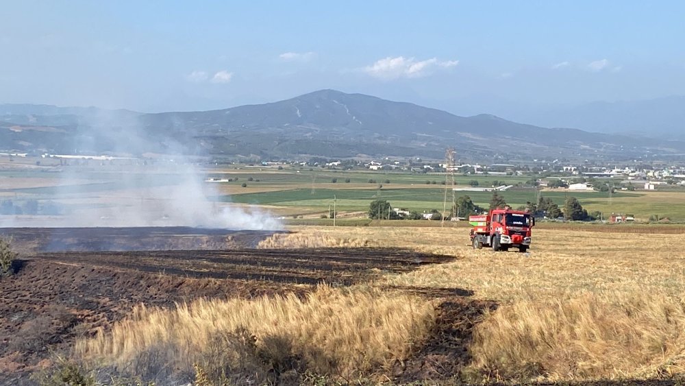 Osmaniye’de anız yangını ormana sıçramadan son anda engellendi