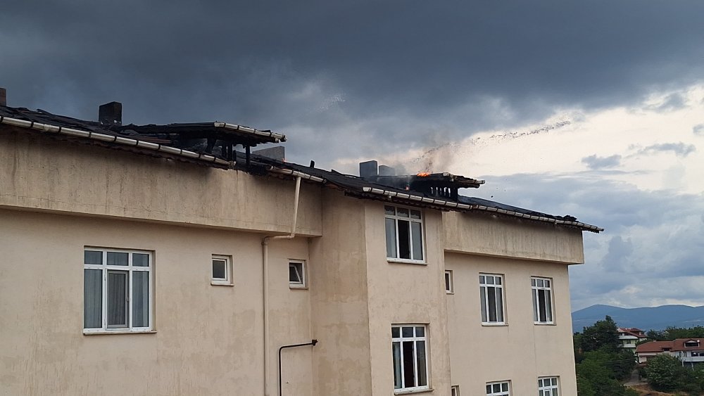 Erkek yurdu lojmanında korkutan yangın! Dumandan 1 kişi etkilendi