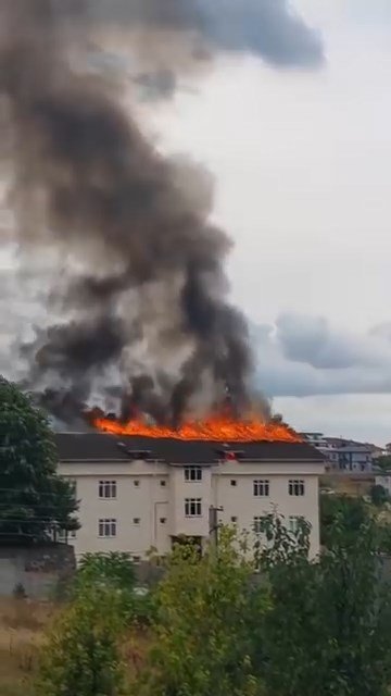 Erkek yurdu lojmanında korkutan yangın! Dumandan 1 kişi etkilendi