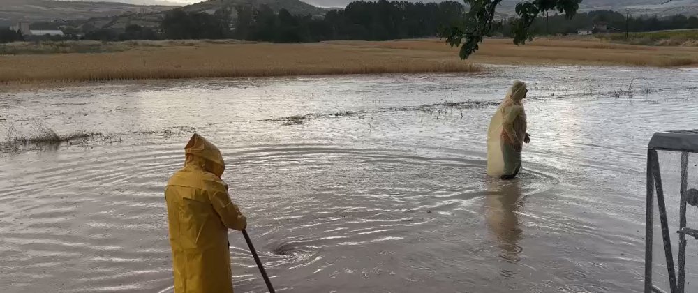 Tokat'taki sağanak yağış cadde ve sokakları göle çevirdi