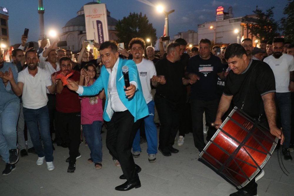 Van'da Aydın Aydın rüzgarı esti, konsere İranlı turistleri yoğun ilgi gösterdi