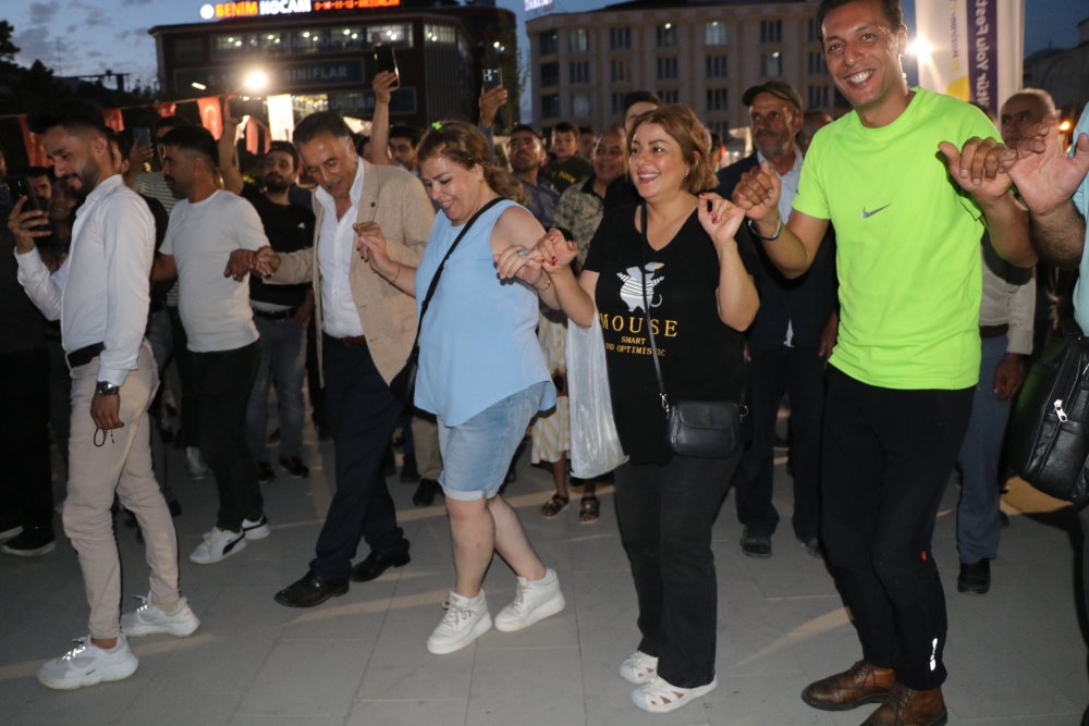 Van'da Aydın Aydın rüzgarı esti, konsere İranlı turistleri yoğun ilgi gösterdi