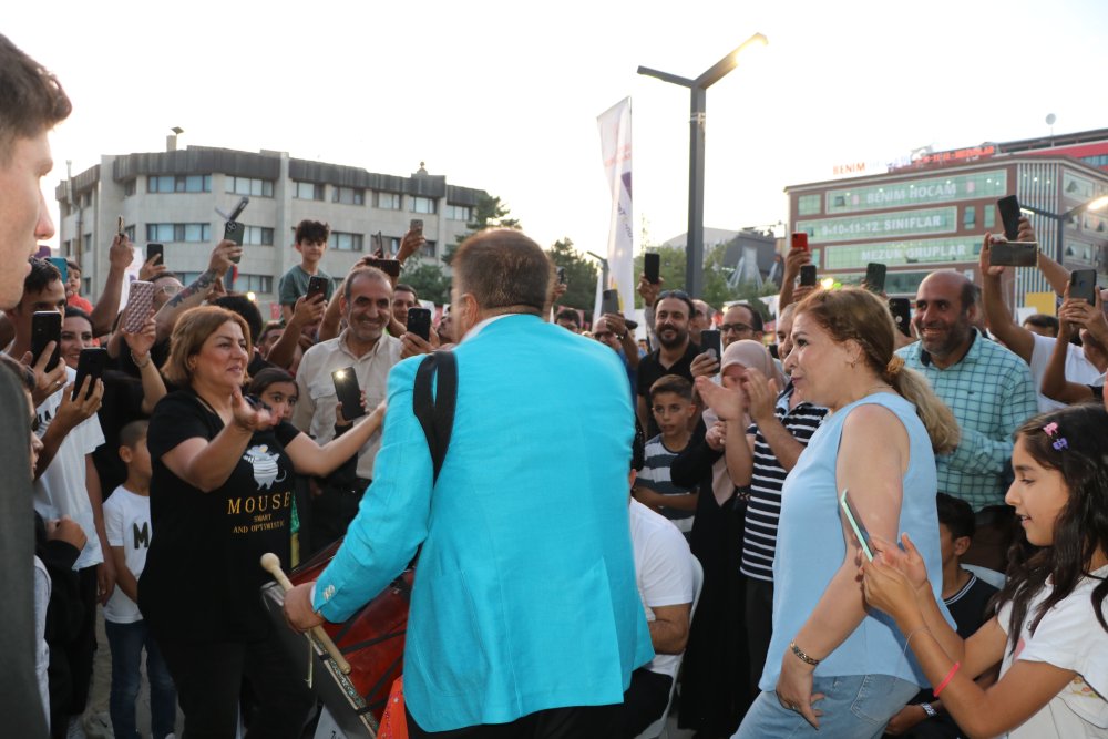 Van'da Aydın Aydın rüzgarı esti, konsere İranlı turistleri yoğun ilgi gösterdi