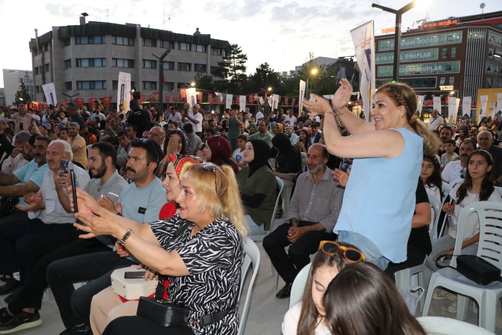 Van'da Aydın Aydın rüzgarı esti, konsere İranlı turistleri yoğun ilgi gösterdi