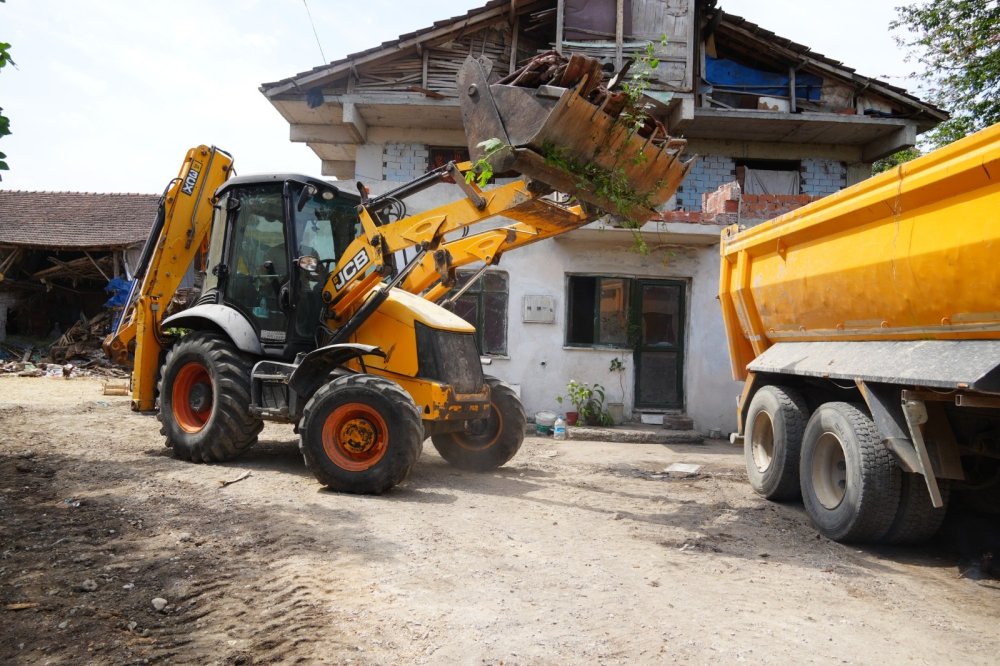 Düzce'de evden 42 kamyon çöp çıktı