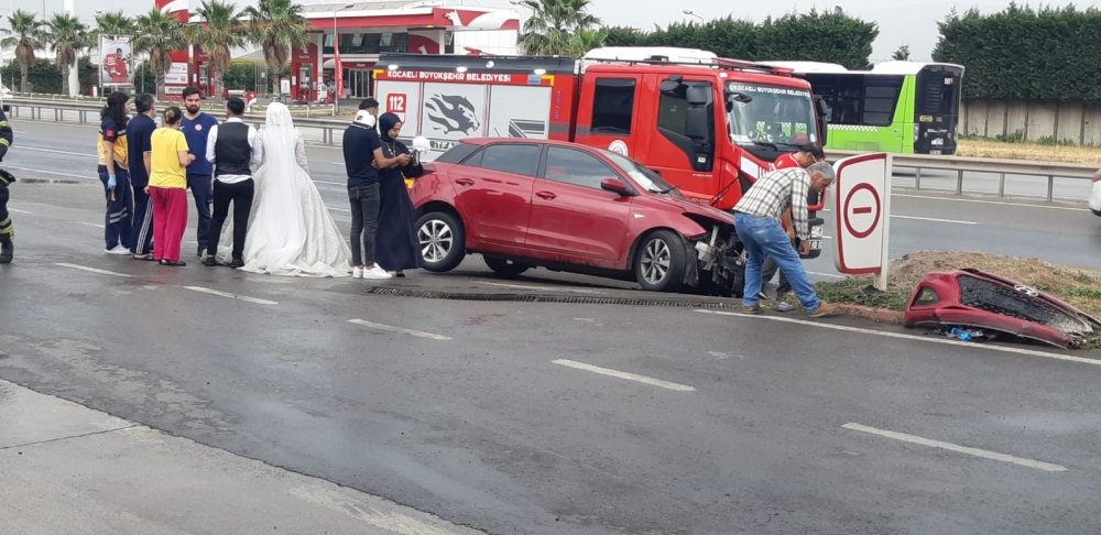 Gelin ve damat fotoğraf çekimine giderken kaza yaptı!