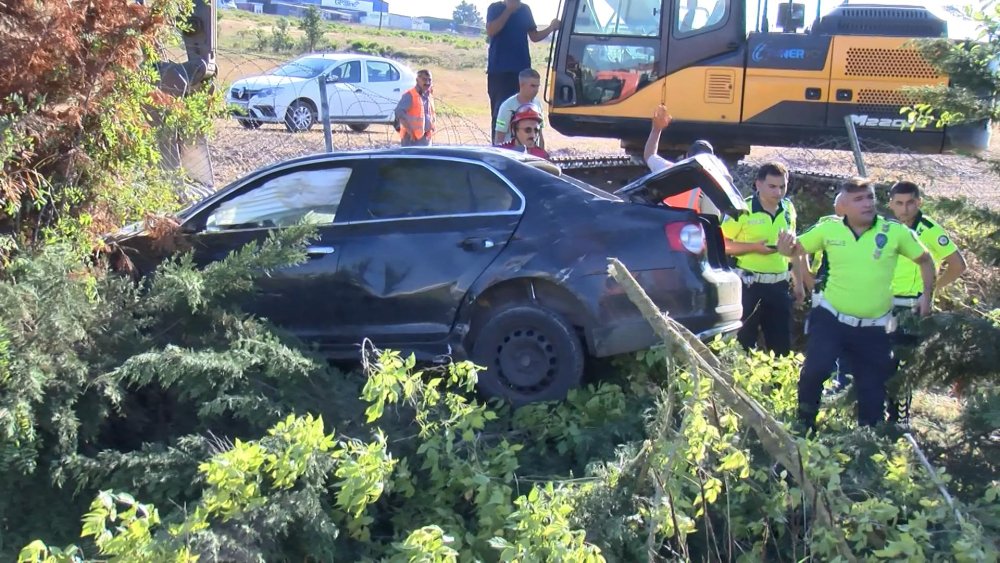 Pendik'te bariyerleri aşan araç yeşil alana uçtu: 1'i ağır 2 yaralı