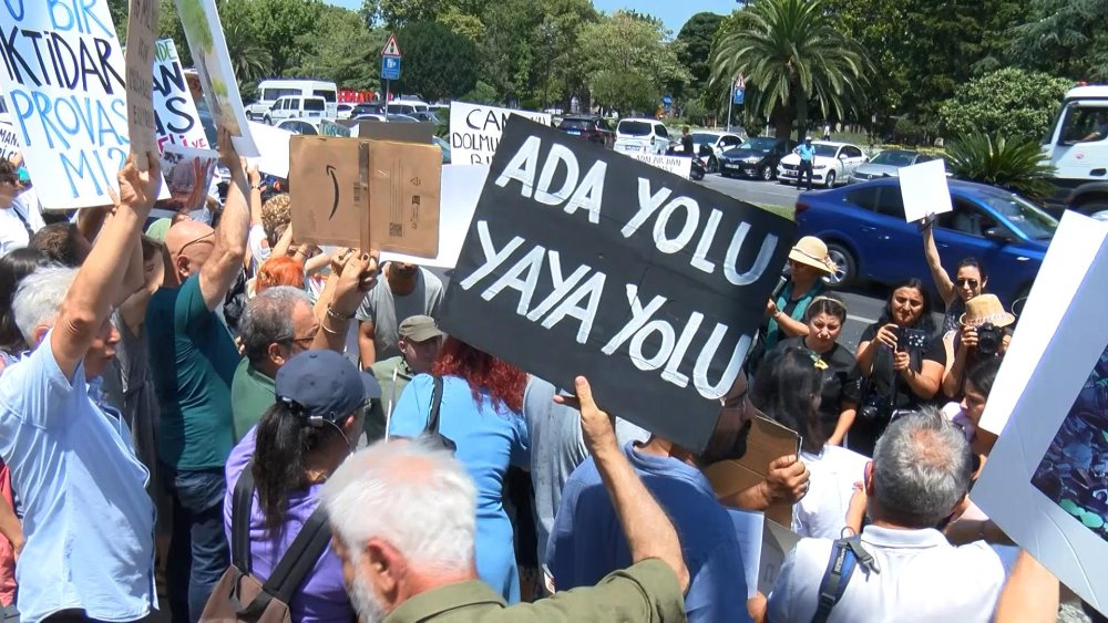 Adalar sakinlerinden Saraçhane'de minibüs protestosu