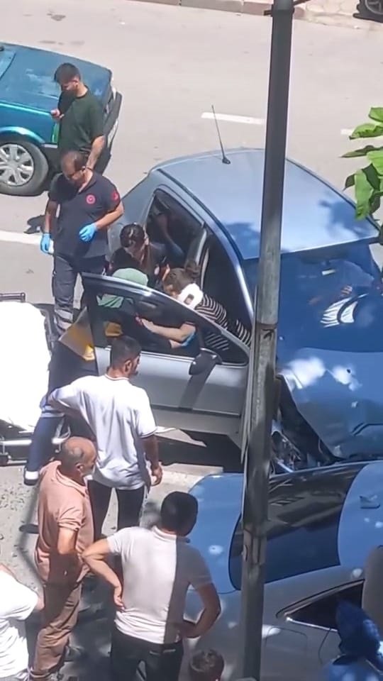 Bursa'da otomobiller kafa kafaya çarpıştı; 3 yaralı