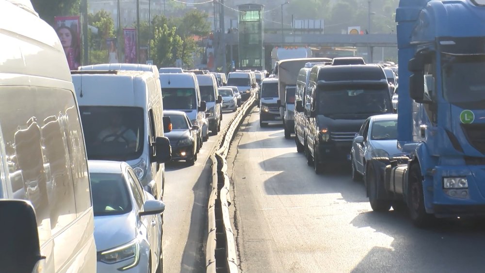 Küçükçekmece'de yol tartışması zincirleme kazaya neden oldu