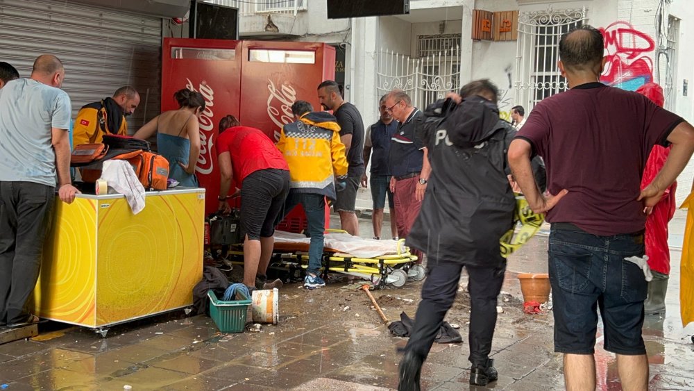 İzmir'de sağanak dehşet getirdi! Sokakta akıma kapılan 2 kişi öldü