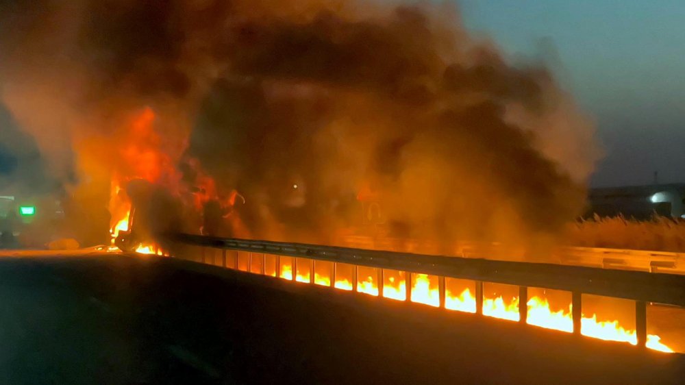 Edirne'de pamuk yüklü TIR alev alev yandı