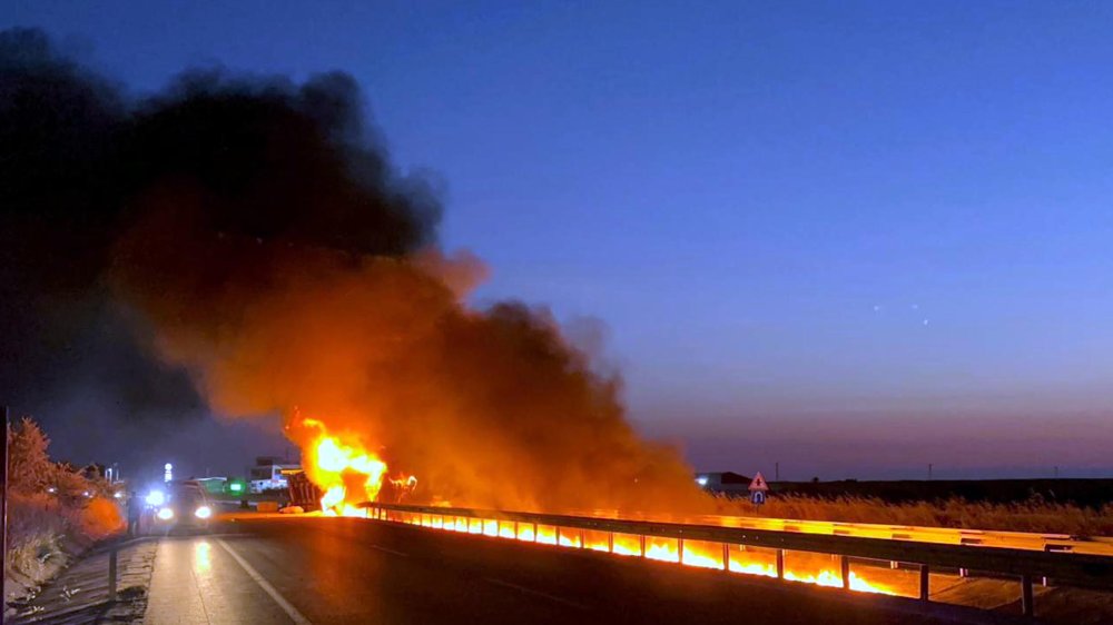 Edirne'de pamuk yüklü TIR alev alev yandı