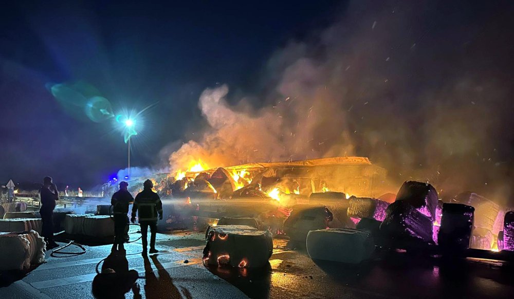 Edirne'de pamuk yüklü TIR alev alev yandı